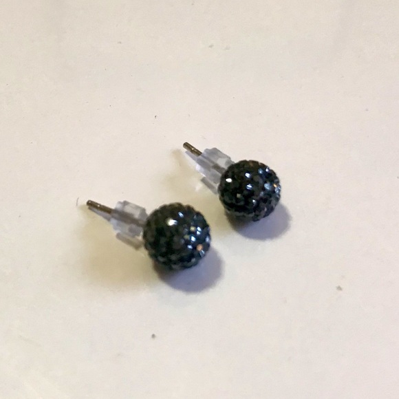 925 Sterling silver black sparkling studs - Picture 3 of 4